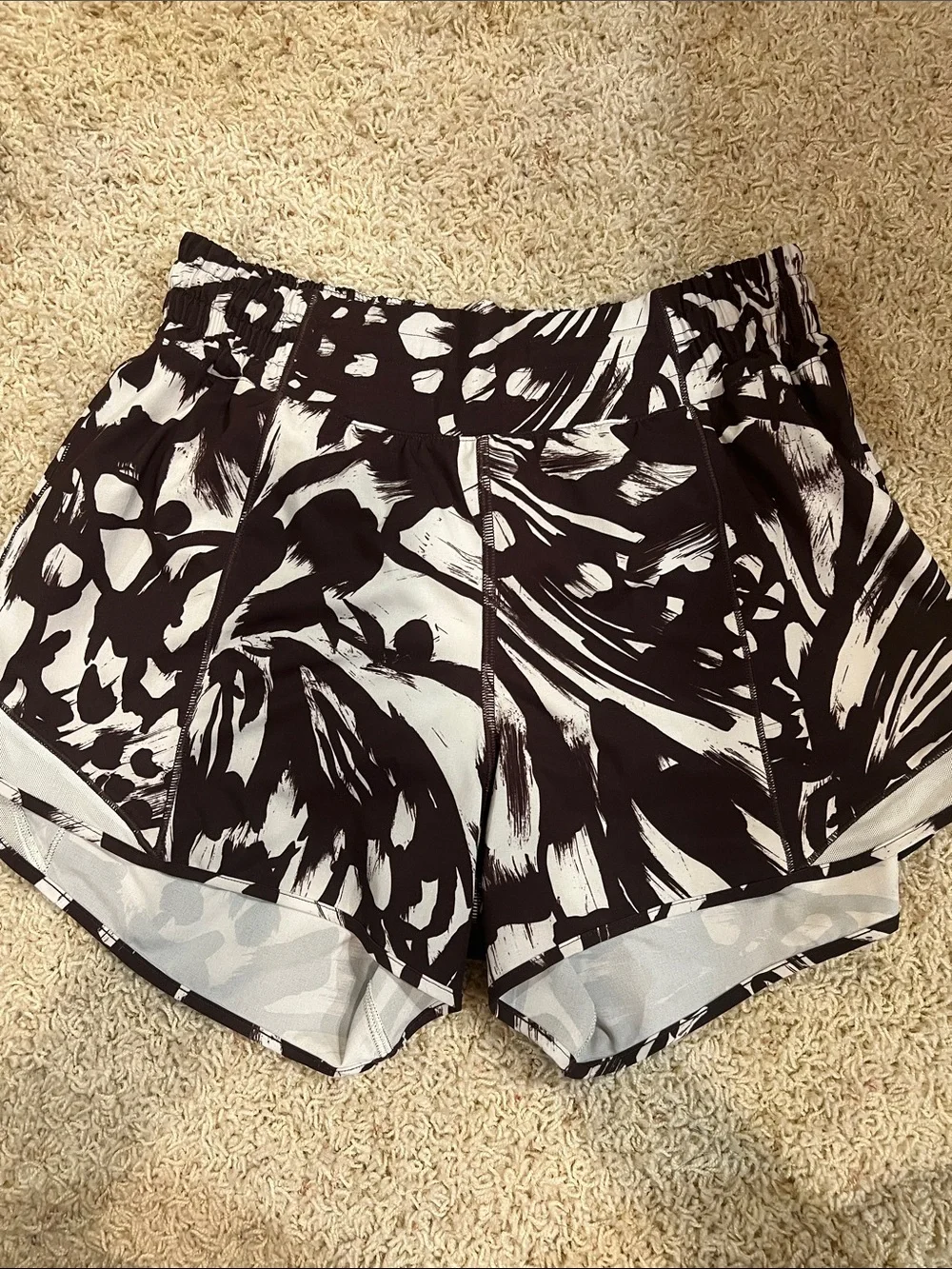 Lululemon High-rise Hotty Hot short - Monarch Bloom Bone Espresso - Picture 1 of 3